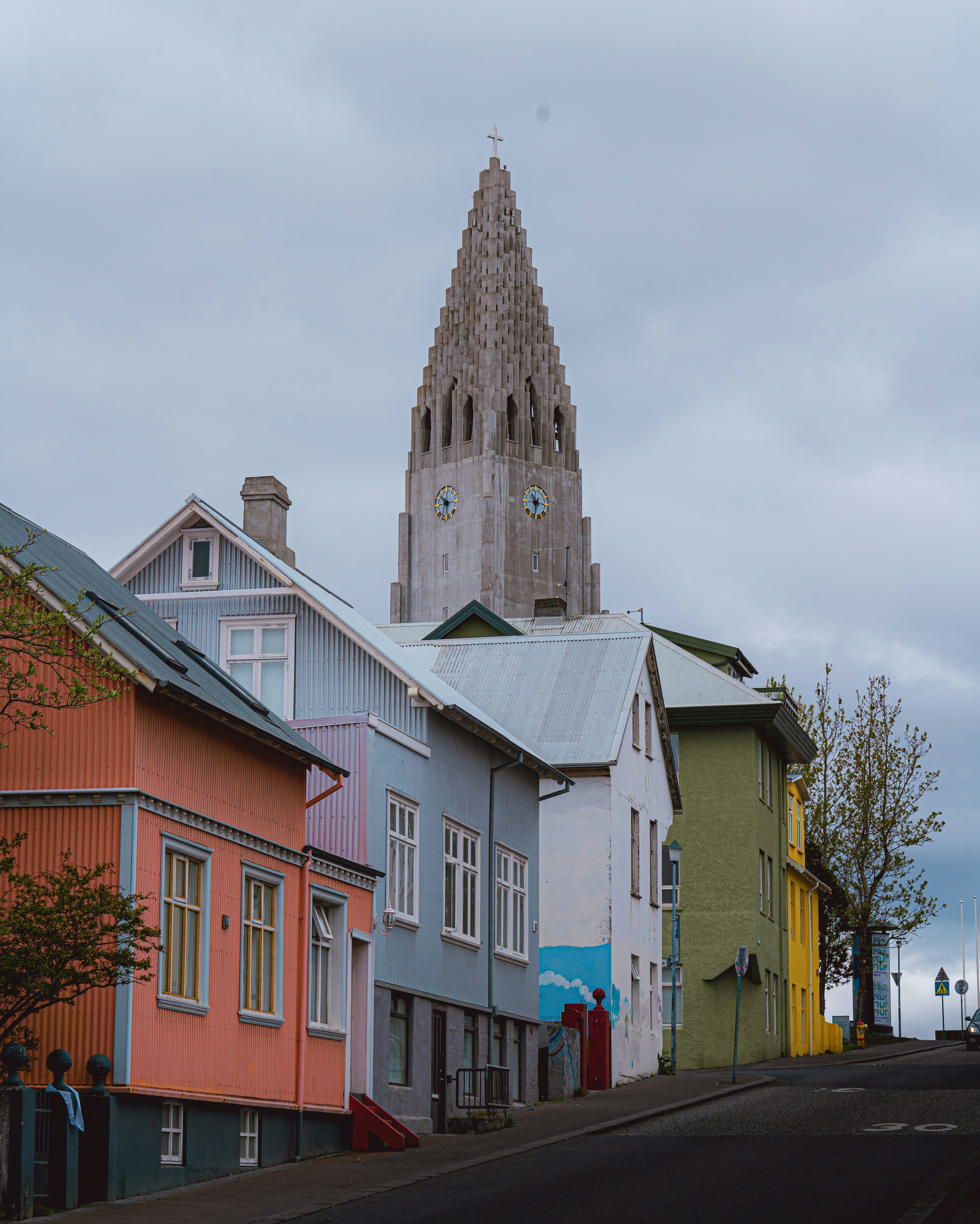 Hallgrímskirkja og litríku húsin